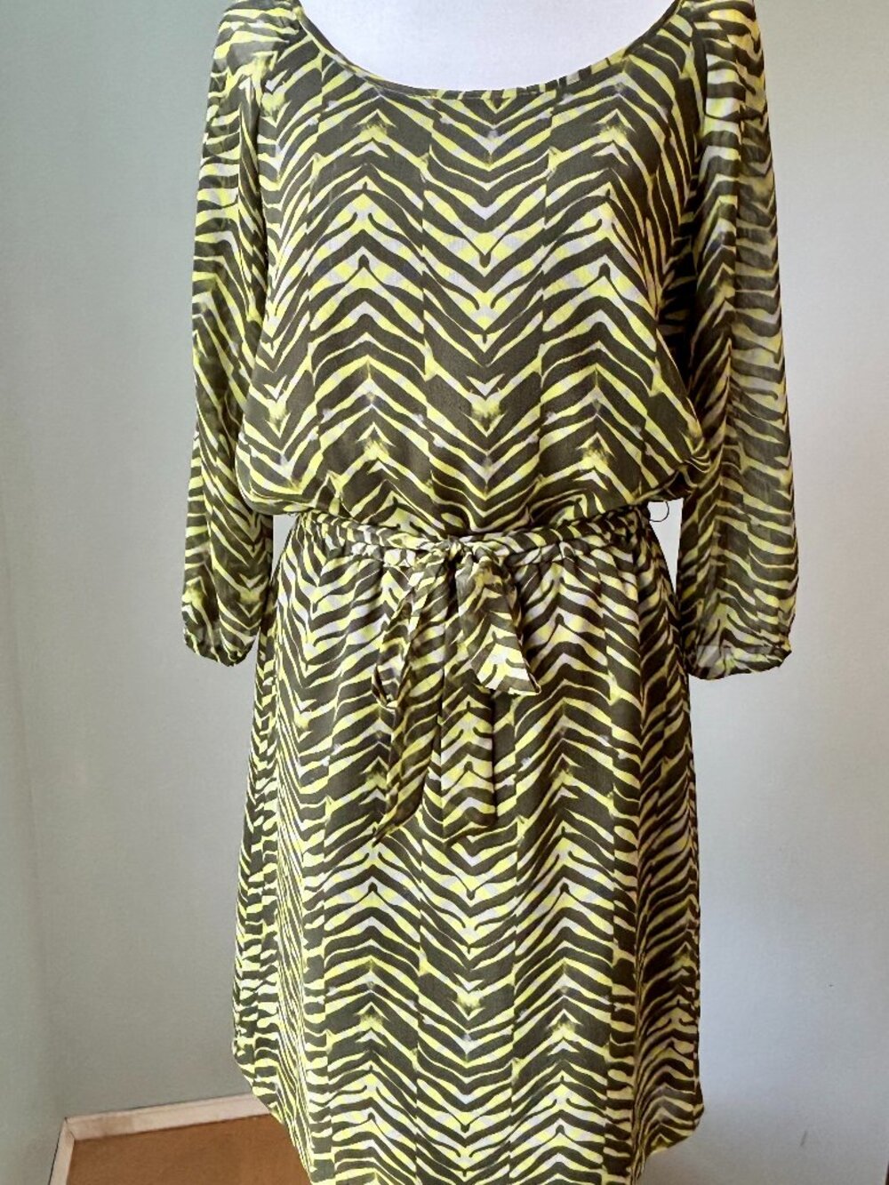 Banana Republic Green Gray Patterned Tie Waist Midi Dress 3/4 Sleeve - Size 8